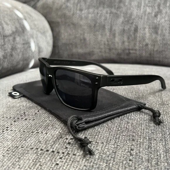 Oakley Holbrook Sunglasses 009102 Black Lenses-Black Matte Frame - Picture 3 of 14